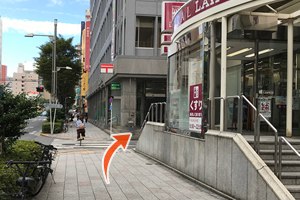 ナチュラルローソンや郵便局のある方へまっすぐ進みます。